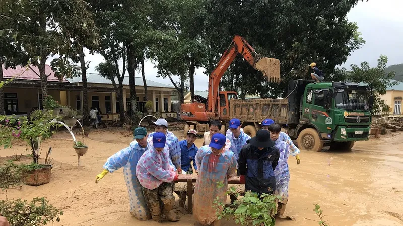 Chung tay hỗ trợ người dân khắc phục hậu quả sau mưa lũ, sớm ổn định cuộc sống.