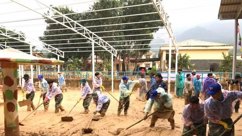 Sau một tháng trường ngập sâu trong bùn đất, học sinh xã Hướng Việt đi học trở lại