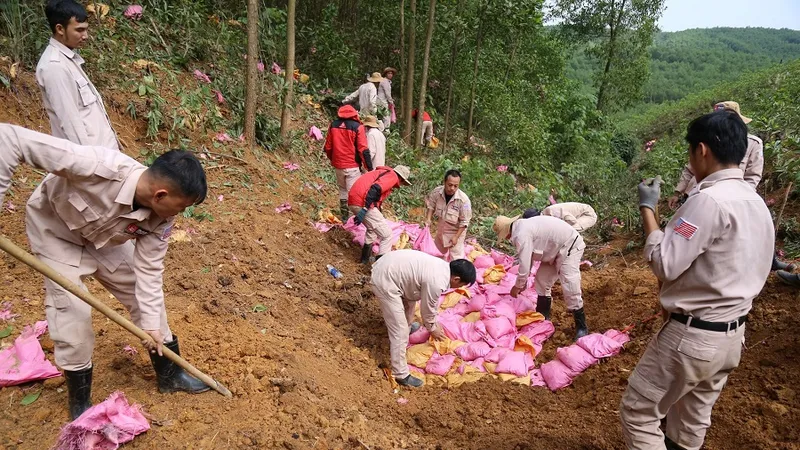 Gần 20 chuyên gia, cán bộ, nhân viên thuộc dự án Nhóm cố vấn bom mìn Anh (MAG) tham gia hủy nổ quả đạn pháo