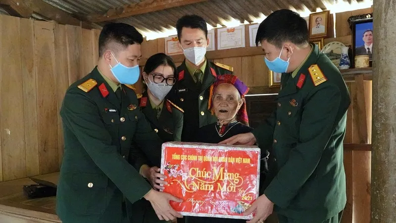 Trao tặng quà cho các hộ gia đình có hoàn cảnh đặc biệt khó khăn trong chương trình “Xuân biên giới thắm tình quân dân”. 
