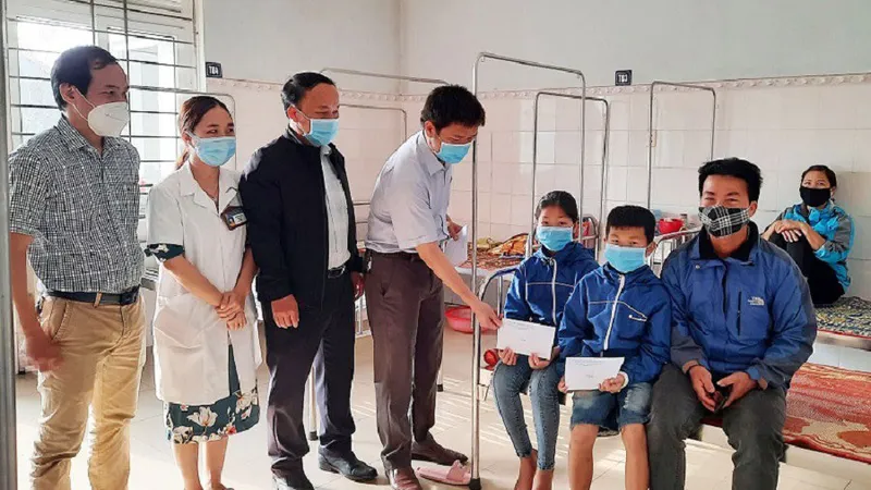 Vụ 18 học sinh nhập viện sau bữa trưa: Yêu cầu trường dừng hợp đồng với cơ sở cung cấp dịch vụ ăn uống
