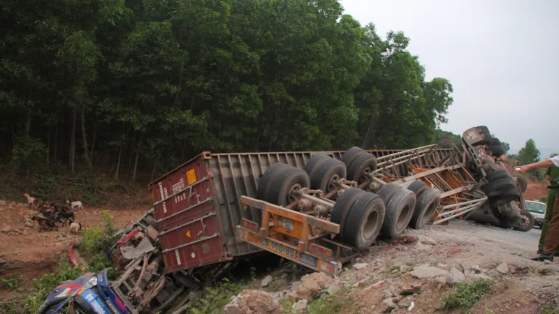 Xe đầu kéo mất lái gây tai nạn liên hoàn khiến nhiều người bị thương 