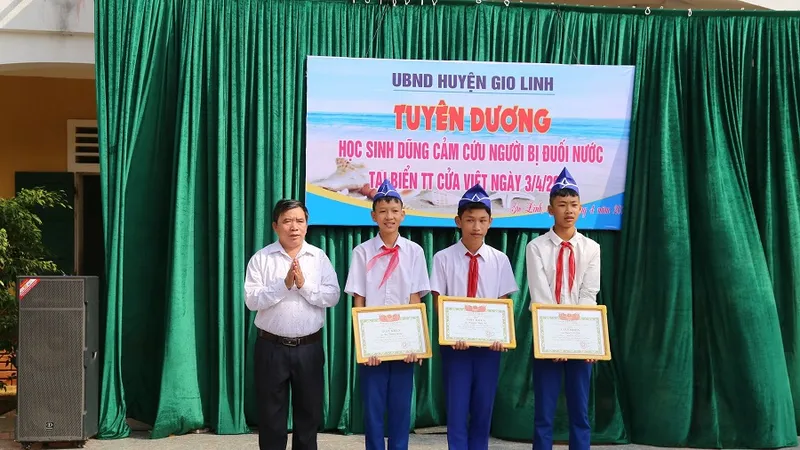 Ba học sinh lớp 8 dũng cảm lao ra biển cứu người bị đuối nước 