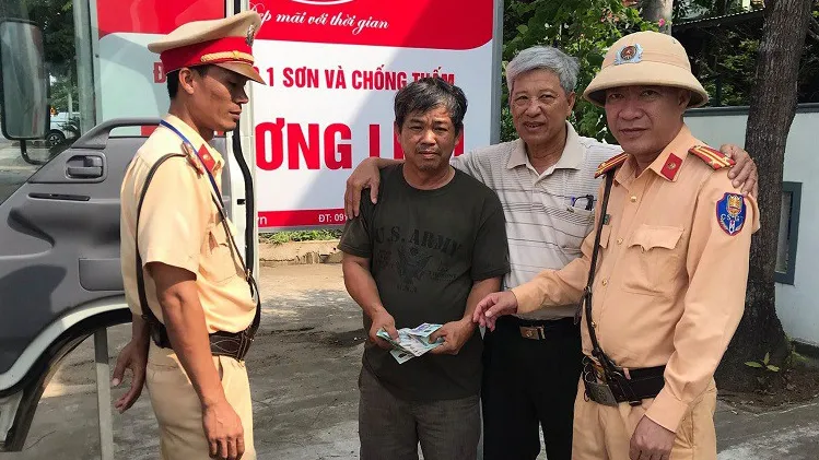Cảnh sát giao thông trả lại 20 triệu đồng cho tài xế đánh rơi 