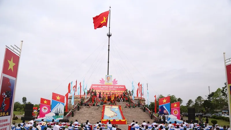 Lá cờ đỏ sao vàng được kéo lên trong không khí trang nghiêm tại Khu Di tích Lịch sử Quốc gia đặc biệt Đôi bờ Hiền Lương - Bến Hải