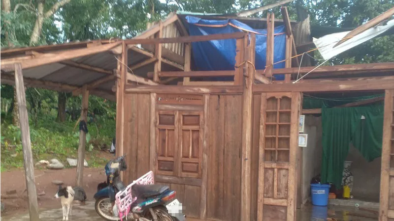 Dông lốc làm tốc mái hàng chục nhà dân ở Quảng Trị