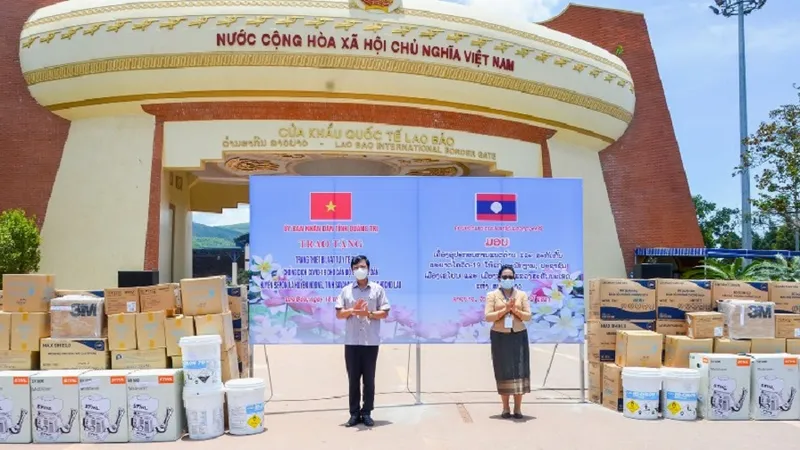 Quảng Trị trao tặng trang thiết bị, vật tư y tế cho 3 huyện của Lào