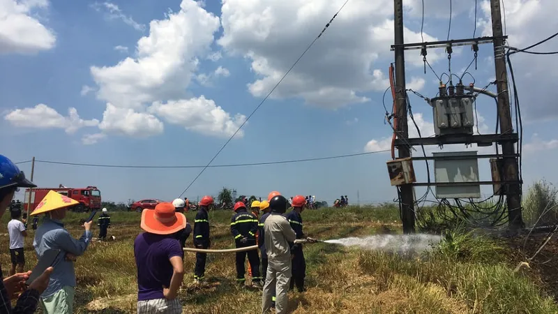 Lực lượng chức năng tiến hành dập đám cháy ở trạm biến áp.