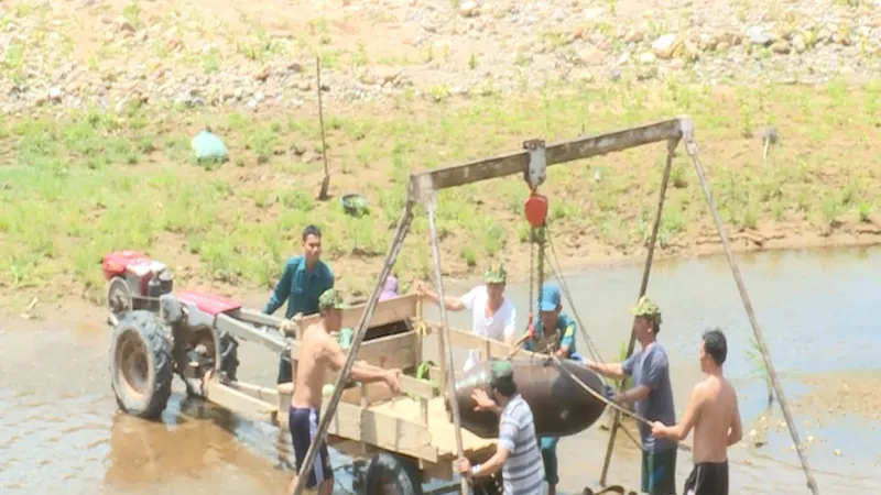 Công binh tiến hành di dời quả bom AN-M65-1000BL nặng khoảng 500kg nằm dưới lòng suối cạn về khu vực an toàn.