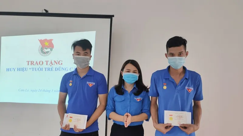 Trao huy hiệu “Tuổi trẻ dũng cảm” cho 2 thanh niên cứu em nhỏ 3 tuổi bị đuối nước