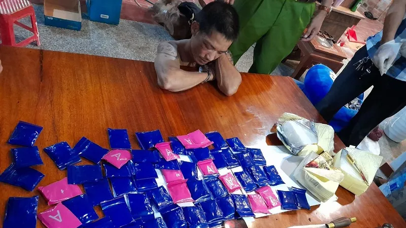 Đối tượng và tang vật bị lực lượng chức năng bắt giữ. ẢNH: CAQT 