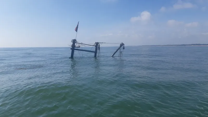 Quảng Trị: Tàu đánh cá bốc cháy trên biển, 5 thuyền viên thoát nạn