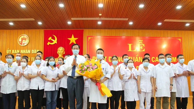Lãnh đạo tỉnh Quảng Trị tặng hoa đoàn công tác cán bộ y tế vào Bình Dương hỗ trợ phòng chống dịch ở đợt 1 ngày 26-7