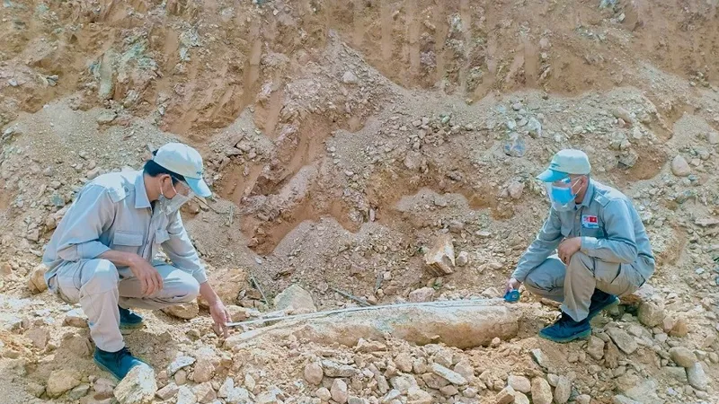 Đội xử lý bom mìn lưu động tiến hành kiểm tra bom MK-82 được phát hiện tại xã Húc (huyện Hướng Hóa, tỉnh Quảng Trị) 