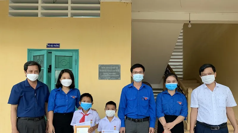 Trao tặng Huy hiệu Tuổi trẻ dũng cảm cho 2 em học sinh vì đã có hành động dũng cảm cứu người bị đuối nước
