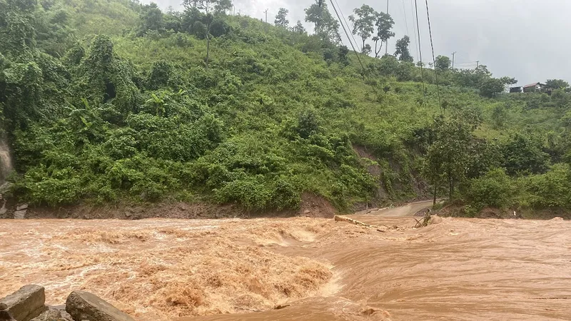 Lãnh đạo huyện Đakrông kiểm tra công tác khắc phục tại điểm sạt lở đất đá và tắc đường tại Km 5+690 tỉnh lộ 588A.