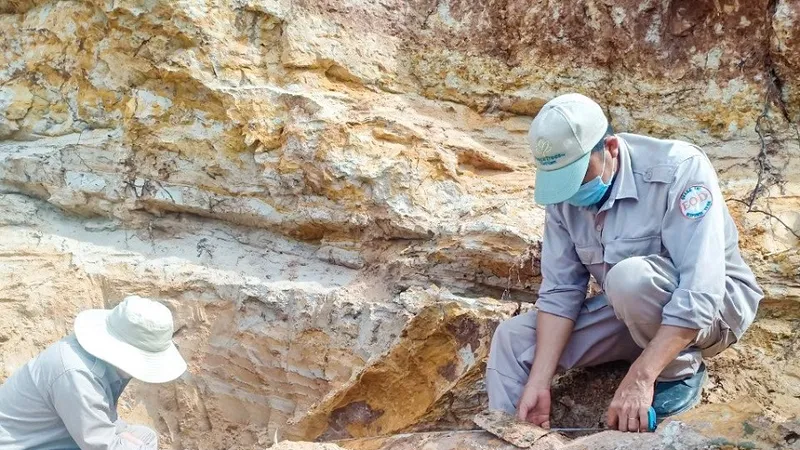 Quả bom được phát hiện tại bờ sông Sê Pôn (huyện Hướng Hóa, tỉnh Quảng Trị) gần khu vực biên giới Việt Nam – Lào