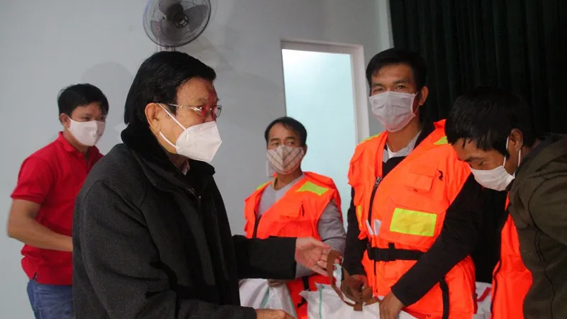Nguyên Chủ tịch nước Trương Tấn Sang, nguyên Chủ tịch nước tặng áo pháo cứu sinh đa năng cho ngư dân tỉnh Quảng Trị.