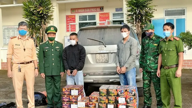 Bắt giữ đối tượng vận chuyển pháo trái phép