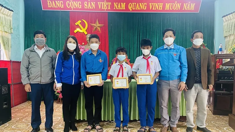 Cứu người bị đuối nước, 3 học sinh được trao tặng huy hiệu “Tuổi Trẻ dũng cảm”