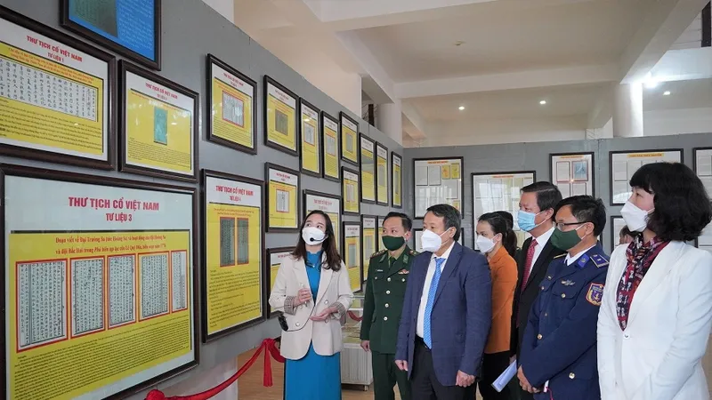 Các đại biểu, người dân tham dự triển lãm