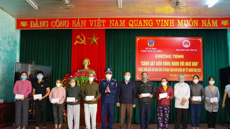 Bộ Tư lệnh Vùng Cảnh sát biển 2 thăm, tặng quà cho ngư dân khó khăn tỉnh Quảng Trị