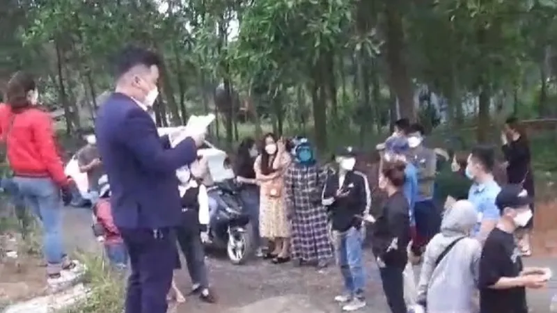 Hàng trăm “cò đất” tranh nhau chốt lô ở khu vực khó quy hoạch điểm dân cư