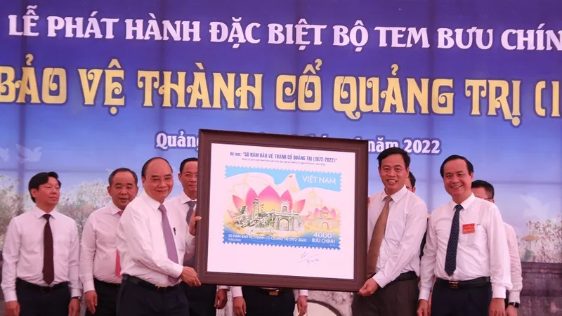 Chủ tịch nước ký, đóng dấu phát hành bộ tem “50 năm bảo vệ Thành Cổ Quảng Trị (1972 – 2022)” 