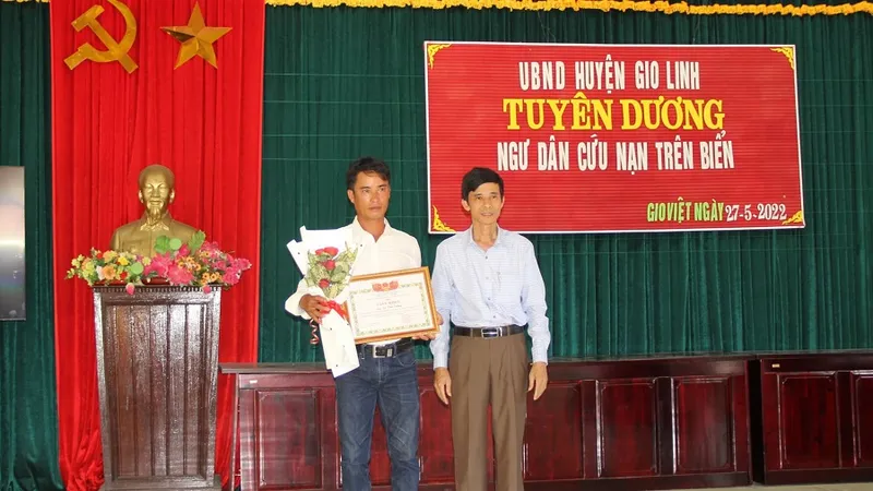 4 ngư dân dũng cảm lao xuống biển cứu 6 thuyền viên gặp nạn