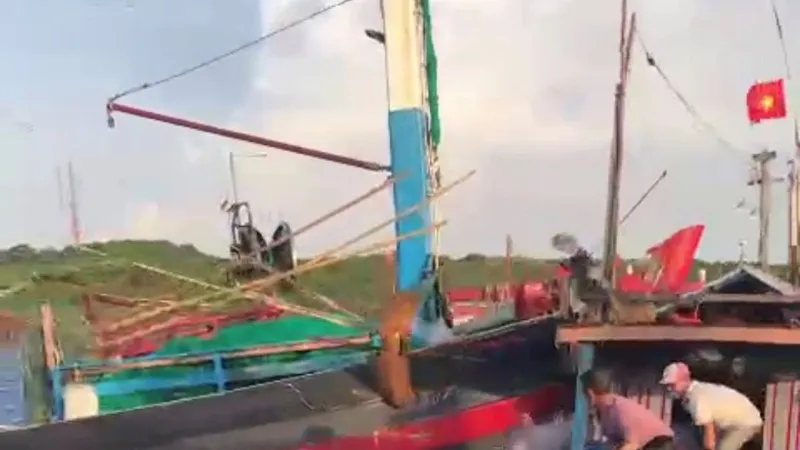 Mâu thuẫn khi hành nghề, tàu cá tông chìm tàu bạn