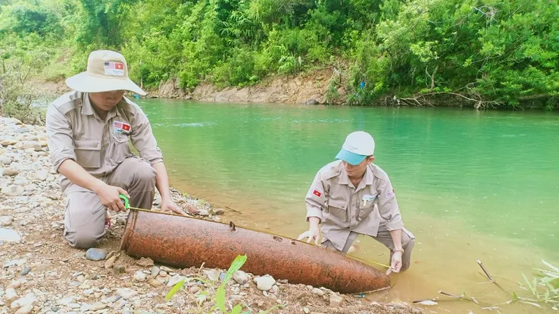 Đội Xử lý bom mìn lưu động thuộc Dự án PeaceTrees VietNam tiến hành kiểm tra quả bom