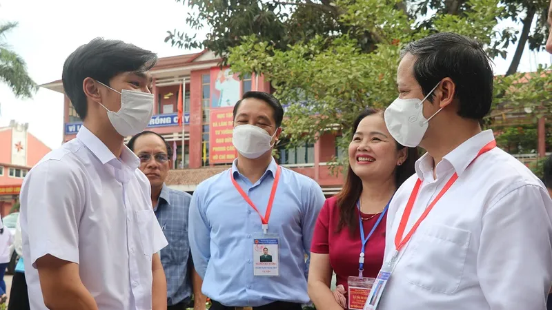 Bộ trưởng Bộ GD-ĐT kiểm tra công tác thi tốt nghiệp THPT 2022 tại Quảng Trị