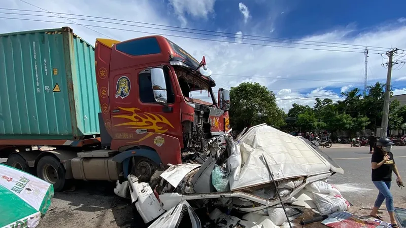Ô tô đối đầu xe container, một người tử vong 