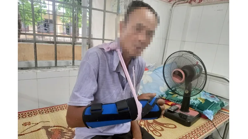 Ông T. bị khỉ vàng tấn công phải nhập viện