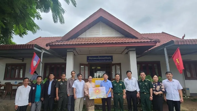 Trao tặng vật tư y tế phòng chống dịch Covid-19 cho 2 tỉnh của Lào. Ảnh: THÁI ĐƯƠNG