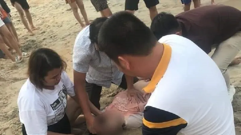 7 người hợp lực kịp thời cứu cô gái bị đuối nước ở biển Cửa Tùng