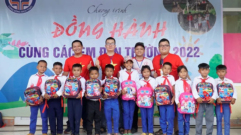 Miệt mài tiếp sức học sinh vùng khó đến trường