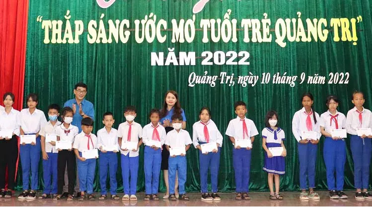 Trao học bổng “Thắp sáng ước mơ tuổi trẻ Quảng Trị” cho học sinh có hoàn cảnh khó khăn