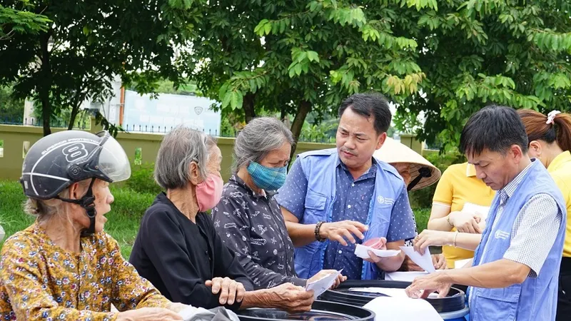 Người dân Quảng Trị phấn khởi khi nhận thùng nhựa và tiền hỗ trợ mua sắm nhu yếu phẩm thiết yếu