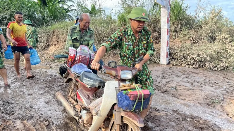 Quảng Trị: Bộ đội Biên phòng giúp dân dựng lại nhà, dọn bùn sau mưa bão
