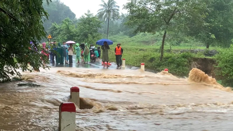 Nhiều khu vực ở Quảng Trị, Quảng Ngãi bị chia cắt, ngập nặng do mưa lớn 