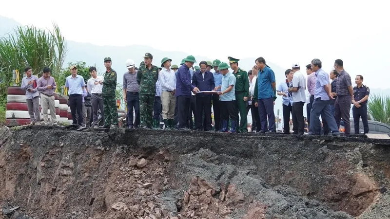 Phó Thủ tướng Lê Văn Thành kiểm tra công tác khắc phục hậu quả mưa lũ tại Quảng Trị