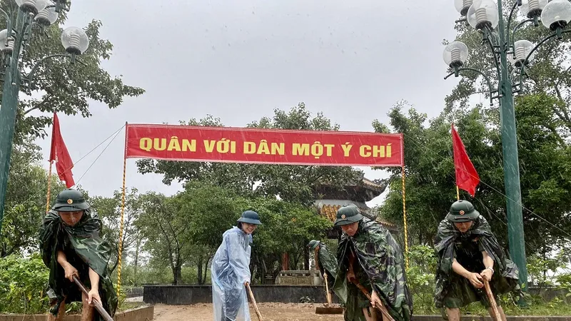 Trung đoàn Bộ Binh 842 và Trung tâm VHTT-TDTT thị xã Quảng Trị nạo vét bùn đất tại Đài tưởng niệm các anh hùng liệt sĩ bờ Bắc sông Thạch Hãn