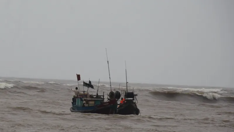 Cứu hộ 2 ngư dân trên tàu đánh cá gặp nạn trên biển