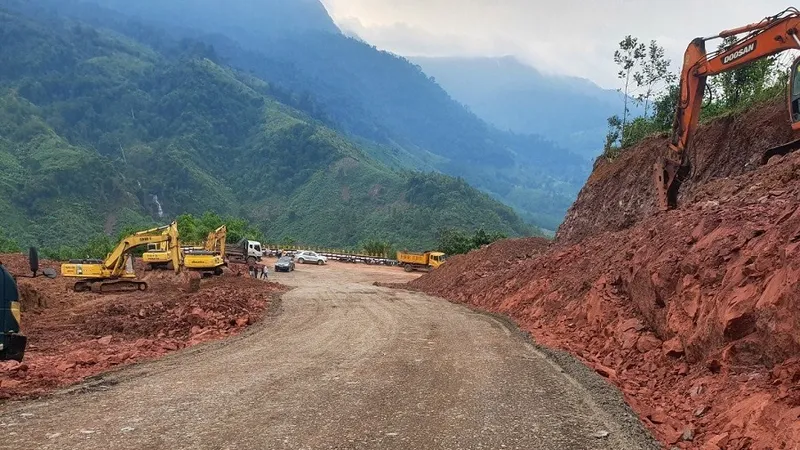 Thông xe tuyến Quốc lộ 15D lên cửa khẩu quốc tế La Lay sau nhiều ngày chia cắt 