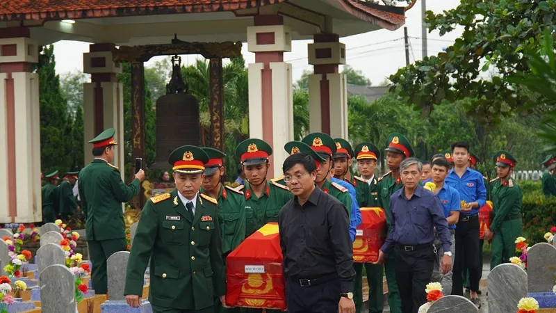 Truy điệu và an táng 8 hài cốt liệt sĩ