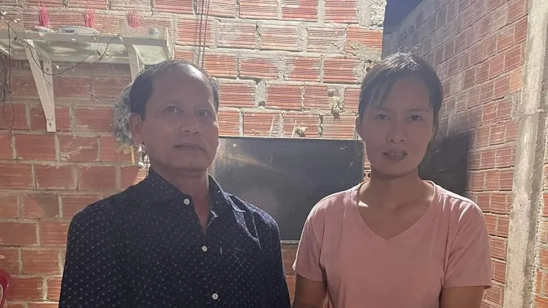 Nhặt được túi vàng bên đường, người phụ nữ tìm người trả lại