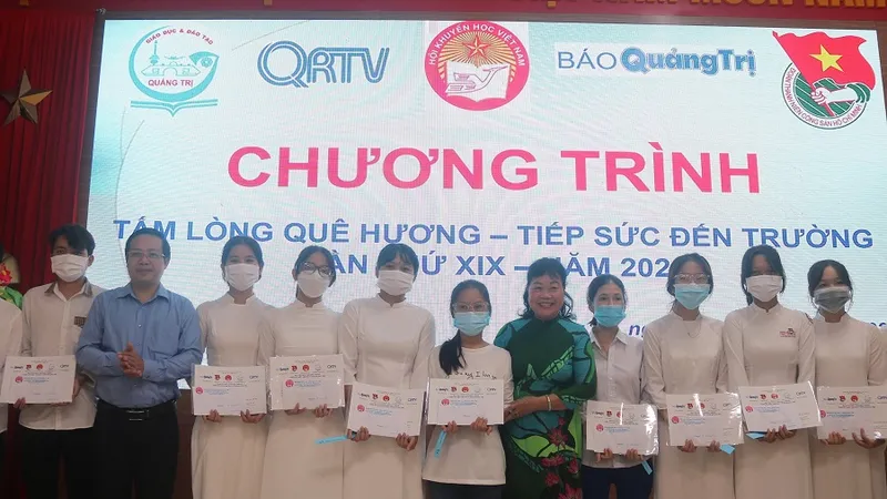 Quảng Trị: Trao học bổng cho các tân sinh viên có hoàn cảnh khó khăn