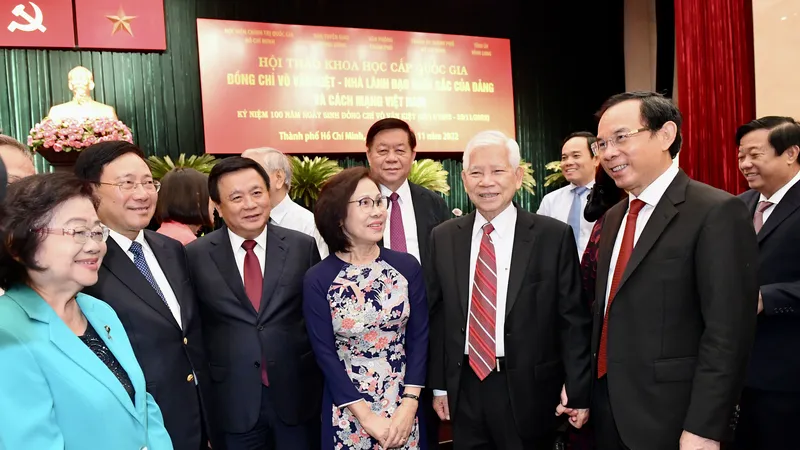 Các đồng chí chủ trì hội thảo trao đổi cùng các đại biểu. Ảnh: VIỆT DŨNG