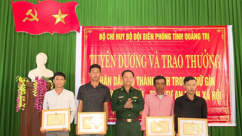 Khen thưởng nhiều ngư dân phát hiện vật nghi là ma túy trôi dạt trên biển